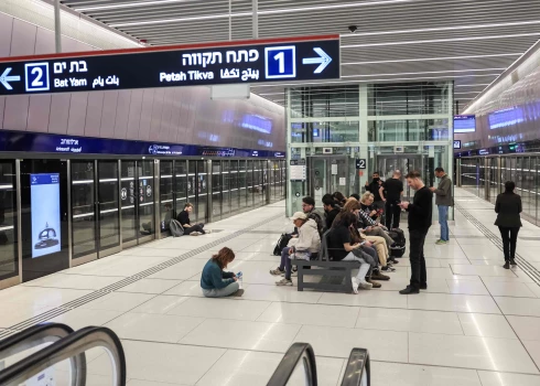 В Тель-Авиве люди укрываются в подземной станции метро, после объявления о том, что Израиль нанес превентивный удар по Ирану.