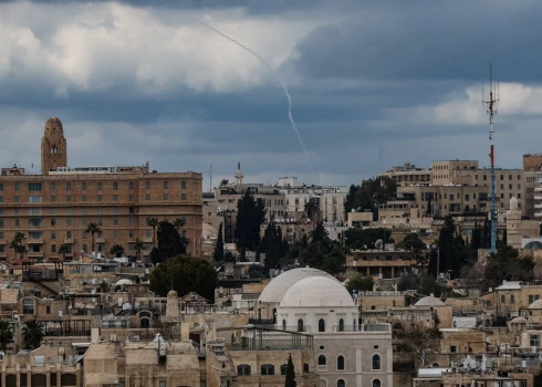 Dūmi debesīs virs Jeruzalemes pēc tam, kad uz Izraēlu tika raidītas raķetes un droni.