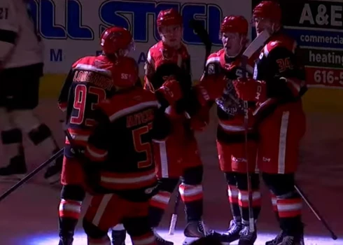 Trešā perioda trešajā minūtē Eduards Tralmaks (pirmais no labās) palīdzēja vairākumā panākt 1:3