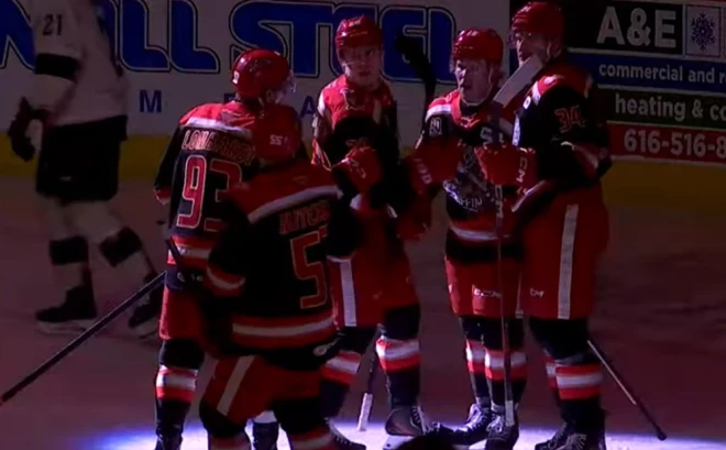 Trešā perioda trešajā minūtē Eduards Tralmaks (pirmais no labās) palīdzēja vairākumā panākt 1:3