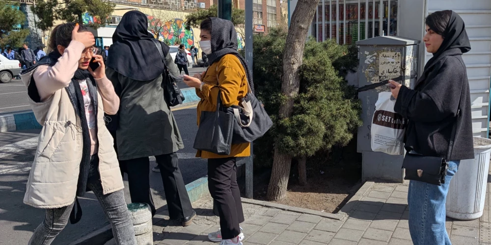 Iedzīvotāji Teherānā sazinās ar saviem tuviniekiem.