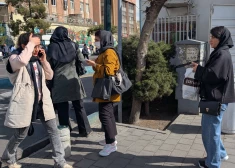 Iedzīvotāji Teherānā sazinās ar saviem tuviniekiem.