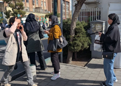 Iedzīvotāji Teherānā  sazinās ar saviem tuviniekiem. 