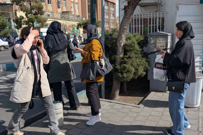 Iedzīvotāji Teherānā sazinās ar saviem tuviniekiem.