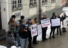 VIDEO; FOTO: pensionāri un progresīvi jaunieši pie NA biroja protestē pret "atkrieviskošanu"