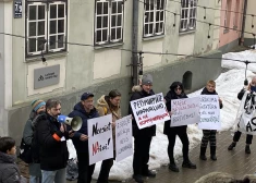 ВИДЕО, ФОТО: пенсионеры и молодежь у офиса Национального объединения протестуют против "дерусификации"