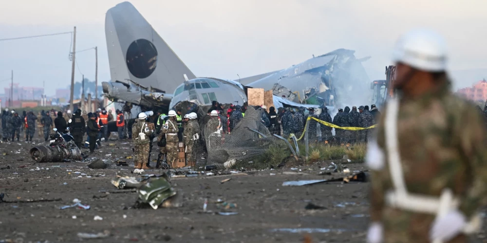 Lidmašīna pa šoseju nobraukusi vēl aptuveni kilometru un sadūrusies ar vairākiem transportlīdzekļiem.