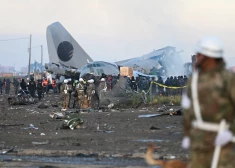 VIDEO: Bolīvijā avarējusi lidmašīna ar naudu; bojā gājuši vismaz 20 cilvēki, marodieri izklīdināti ar asaru gāzi