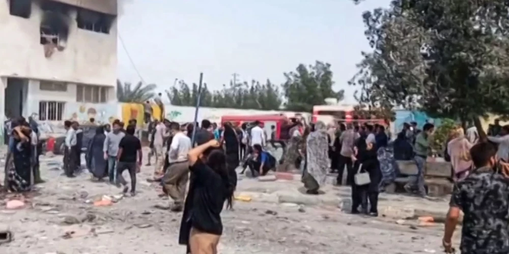  ASV un Izraēlai sestdien veicot triecienus Irānai, Minabā, Hormozgānas provincē Irānas dienvidos, raķete trāpījusi meiteņu pamatskolai.