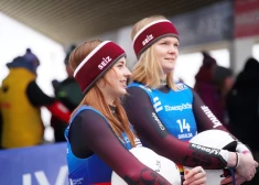 VIDEO: Kamaniņu divnieks Upīte/Pavlova kāpj uz pjedestāla Pasaules kausa posmā; Aparjode krīt