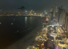 Пожары и взрывы в Дубае: что переживают пассажиры рейса airBaltic. которые так и не долетели до Риги