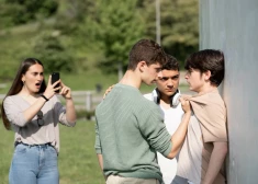 "Одних бесед недостаточно": в Латвии требуют реальной ответственности за подростковое насилие в школах