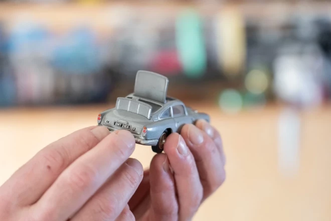 Aston Martin, у которого открывается багажник и даже можно менять номерной знак — его можно повернуть спичкой или иголкой.