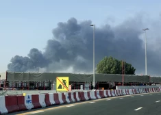 Dubaijā jau kopš agra rīta dzirdami spēcīgi sprādzieni; ziņo par trāpījumiem lidostas apkaimē. VIDEO