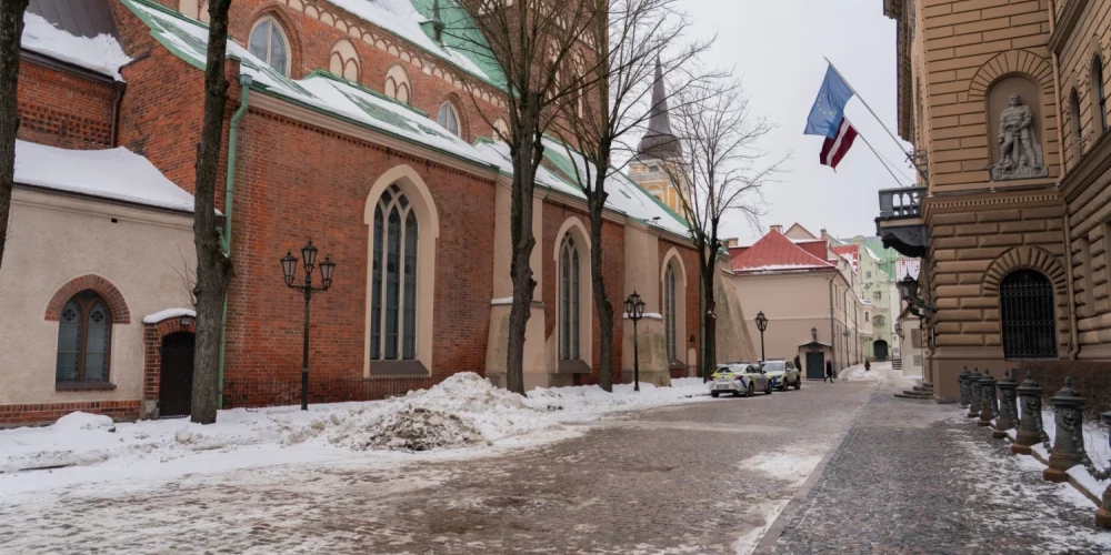 Под этой мостовой находилось средневековое кладбище для бедняков Риги.