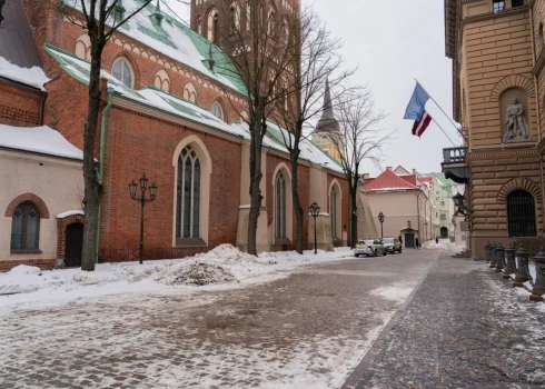 Под этой мостовой находилось средневековое кладбище для бедняков Риги.