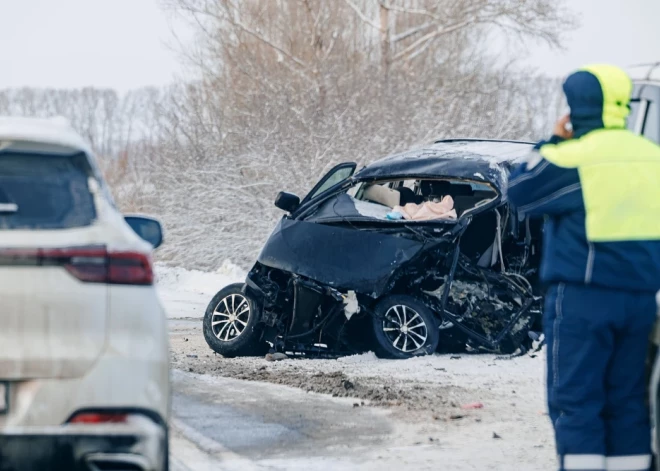 Uz Smiltenes-Valkas ceļa notikusi smaga trīs auto sadursme; ir ziņas par cietušajiem