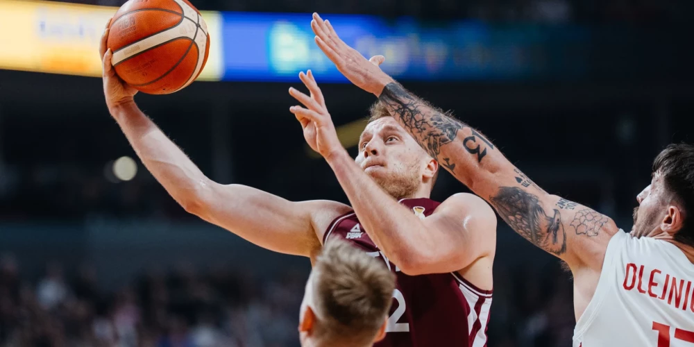 Artūrs Strautiņš pirmajā komandu spēlē bija grūti apstādināms.