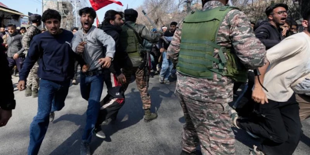 Indijā notiek protesti pret ASV un Izraēlas triecieniem Irānai.