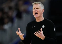 "Warriors" bez Porziņģa zaudē "Lakers"; Kers nožēlo, ko teicis par latviešu basketbolistu
