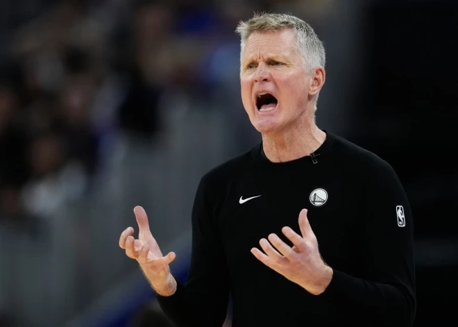 "Warriors" bez Porziņģa zaudē "Lakers"; Kers nožēlo, ko teicis par latviešu basketbolistu