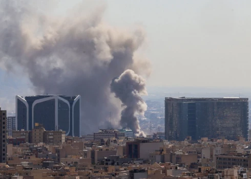 Izraēlas armija svētdien paziņojusi, ka atsākusi triecienus mērķiem Teherānā.
