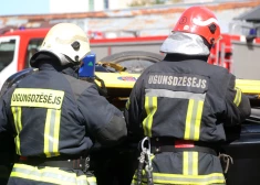 Ugunsgrēks Liepājā: naktī degusi divstāvu dzīvojamā māja