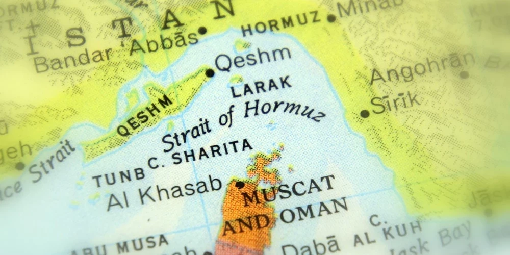 Через Ормузский пролив ежедневно проходит почти 20 миллионов баррелей сырой нефти и нефтепродуктов.