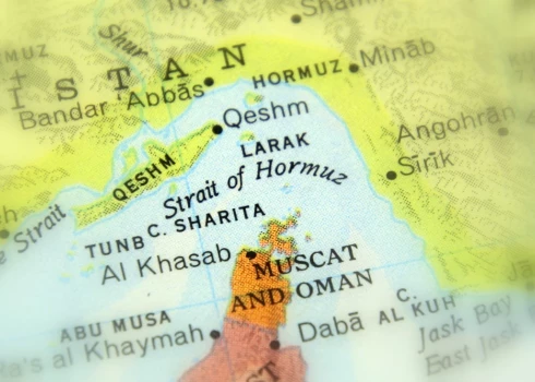 Через Ормузский пролив ежедневно проходит почти 20 миллионов баррелей сырой нефти и нефтепродуктов.