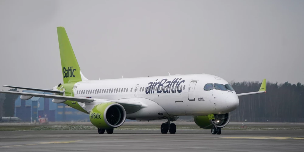 "airBaltic" lidmašīna.
