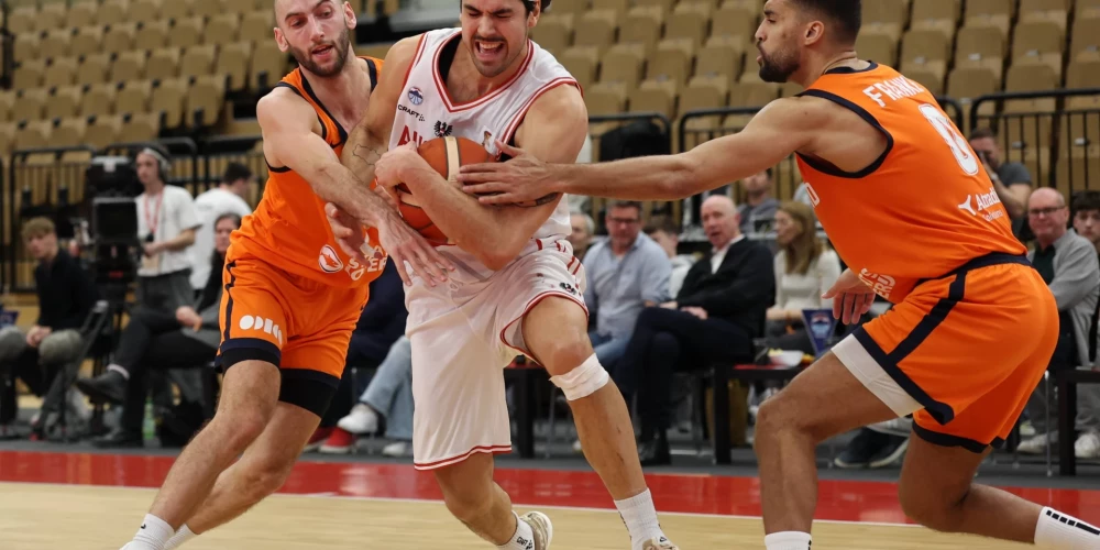 Austrijas basketbolisti pēdējās sekundēs uzvar Nīderlandi un saasina cīņu Latvijas grupā. 