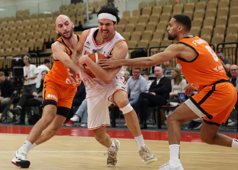 Austrijas basketbolisti pēdējās sekundēs uzvar Nīderlandi un saasina cīņu Latvijas grupā.