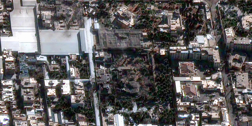 На этом спутниковом снимке видны разрушения, нанесенные резиденции Хаменеи в Иране.