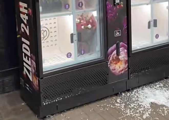 В Риге орудуют воры-"романтики" - повторно ограблен цветочный автомат