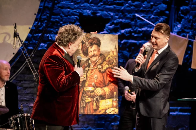 Valters Krauze no sava jaunākā brāļa Arņa Krauzes saņēma interesantu gleznu, ko palīdzējis uzburt mākslīgais intelekts. Tajā attēlots Valtera sencis – sestās pakāpes vectēvs 17. gadsimta poļu muižnieks – pans Arcimovičs. Brāļa radošo dāvanu Valters sola likt pie sienas, kad līdz galam pabeigs mājas remontu.