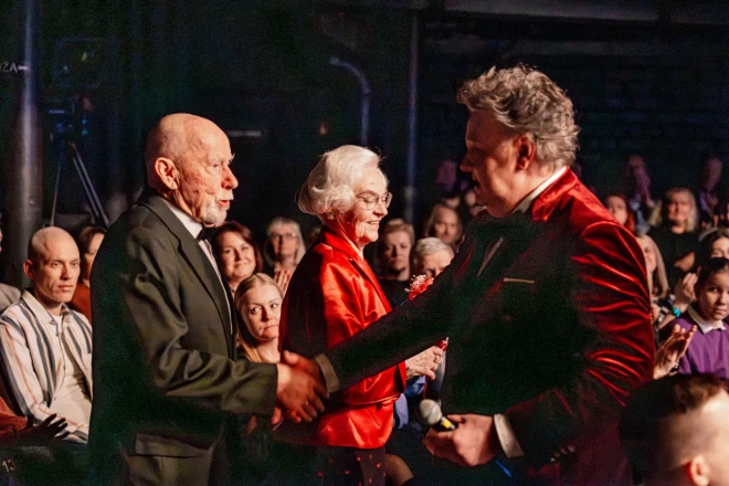 Valters no skatuves veltīja pateicības vārdus saviem vecākiem un devās skatītāju zālē paspiest roku tētim un samīļot mammu, pasniedzot viņai ziedus: “Pateicoties vecākiem, es šodien šeit varu stāvēt! Savai mammai un tētim – Helēnai un Jurim!”