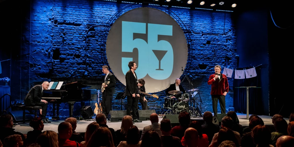 Tautā mīlētais televīzijas un radio raidījumu vadītājs un komiķis Valters Krauze 2026. gada 20. februārī ģimenes, kolēģu, draugu, domubiedru un skatītāju lokā uz mūzikas nama "Daile" skatuves jestri un omulīgi nosvinēja 55. dzimšanas dienu.