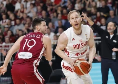 Latvijas basketbola izlase izbraukuma spēlē pēc pirmā perioda zaudē Polijai
