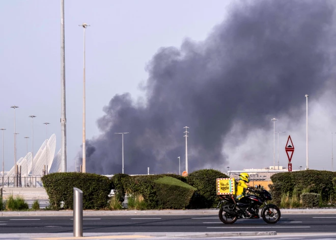 Irāna trešo dienu turpina triecienus Persijas līcī; dzirdami sprādzieni Abū Dabī, Dubaijā un Dohā
