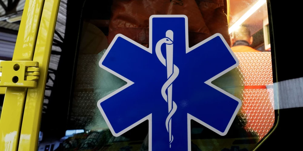 Apgāžoties automašīnai, Cēsu novadā gājis bojā cilvēks.