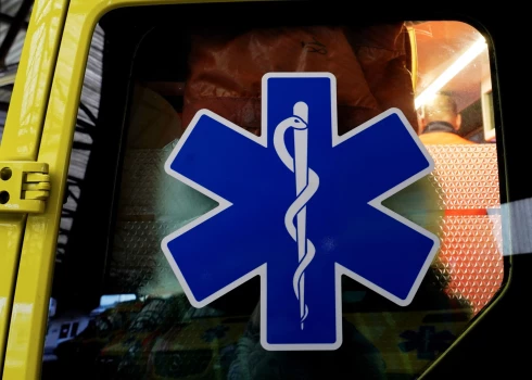 Apgāžoties automašīnai, Cēsu novadā gājis bojā cilvēks.