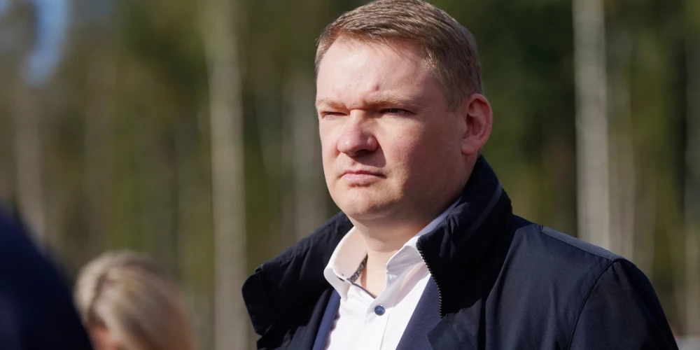 Deputāts norādīja, ka no šāda skatupunkta krievu valodas pastāvīga klātbūtne sabiedriskajos medijos “vairs nav nevainīgs informācijas pieejamības jautājums latviešu valodas nepratējiem, bet manipulatīvs instruments atšķirīgas identitātes un lojalitātes Krievijai nostiprināšanai”.