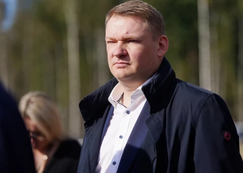 Deputāts norādīja, ka no šāda skatupunkta krievu valodas pastāvīga klātbūtne sabiedriskajos medijos “vairs nav nevainīgs informācijas pieejamības jautājums latviešu valodas nepratējiem, bet manipulatīvs instruments atšķirīgas identitātes un lojalitātes Krievijai nostiprināšanai”.