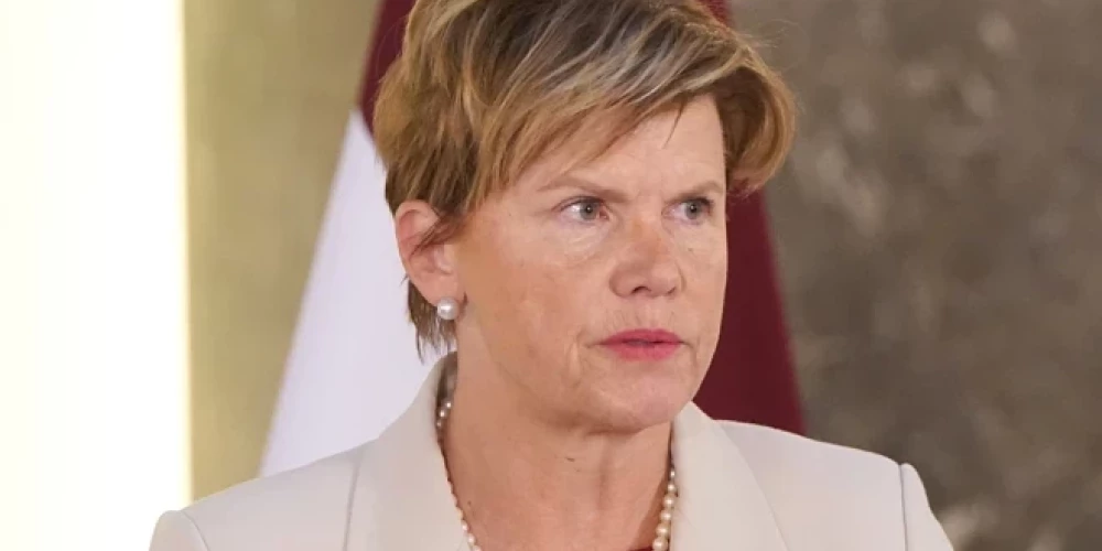 Министр иностранных дел Байба Браже советует гражданам Латвии остваться в ОАЭ, а не искать обходные пути. .