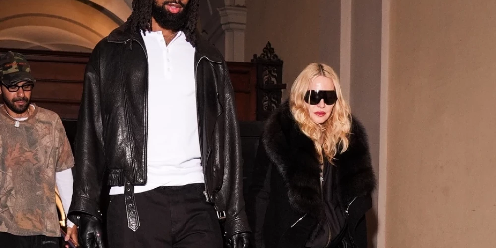 Мадонну и Акима Морриса заметили на улицах Милана в последний день Женской недели моды 2026 года.