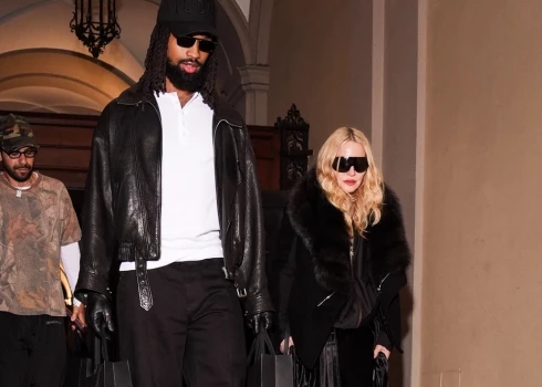 Мадонну и Акима Морриса заметили на улицах Милана в последний день Женской недели моды 2026 года.