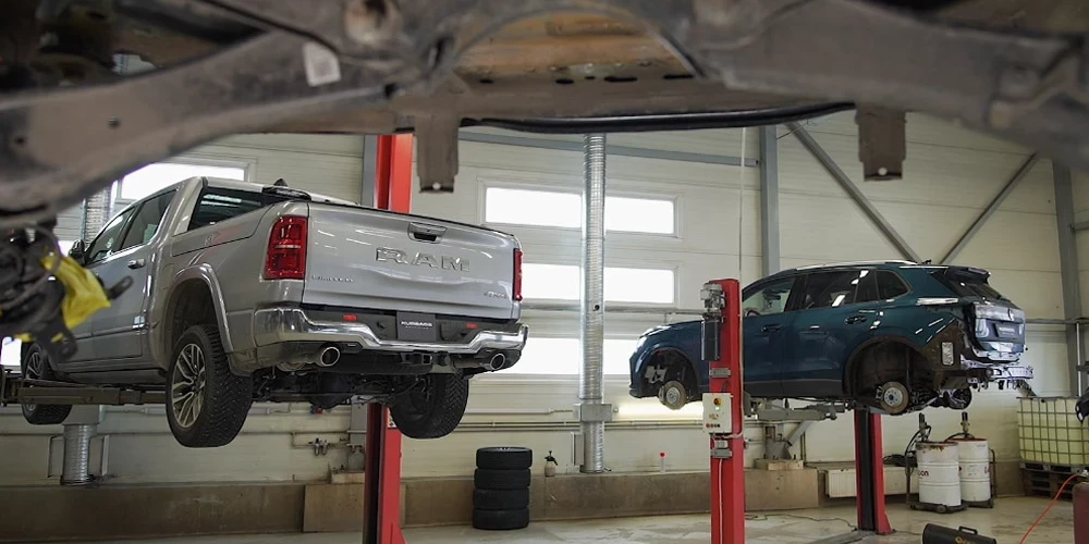 Kurbads Detaling pretrūsas apstrādē bieži nonāk pilnīgi jaunas automašīnas, kuru īpašnieki vēlas tās pasargāt no apkārtējās vides iedarbības.