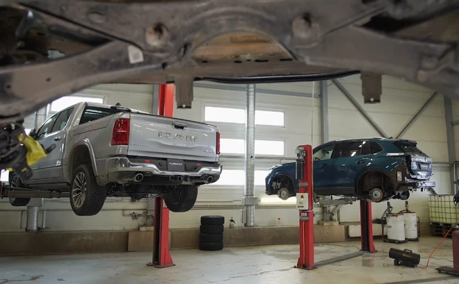 Kurbads Detaling pretrūsas apstrādē bieži nonāk pilnīgi jaunas automašīnas, kuru īpašnieki vēlas tās pasargāt no apkārtējās vides iedarbības.