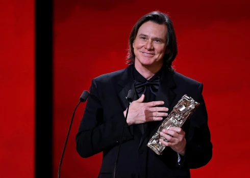 Džims Kerijs apbalvots Francijas kino ceremonijā.