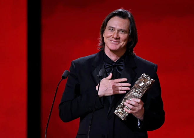 Fani netic savām acīm: “Tas nav viņš!” Džima Kerija retā parādīšanās uz sarkanā paklāja raisa diskusijas